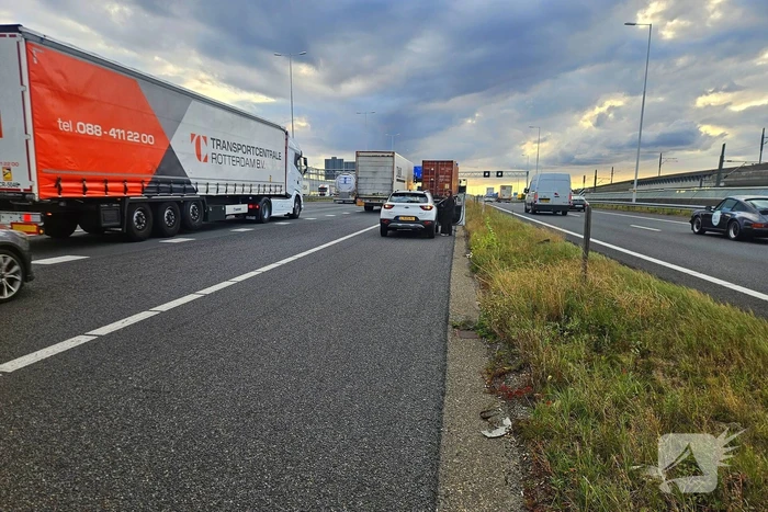 Automobilist botst tegen vrachtwagen tijdens invoegen
