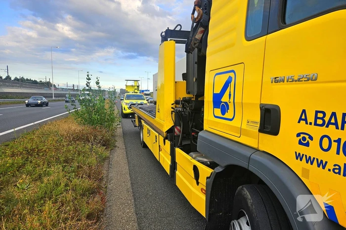 Automobilist botst tegen vrachtwagen tijdens invoegen