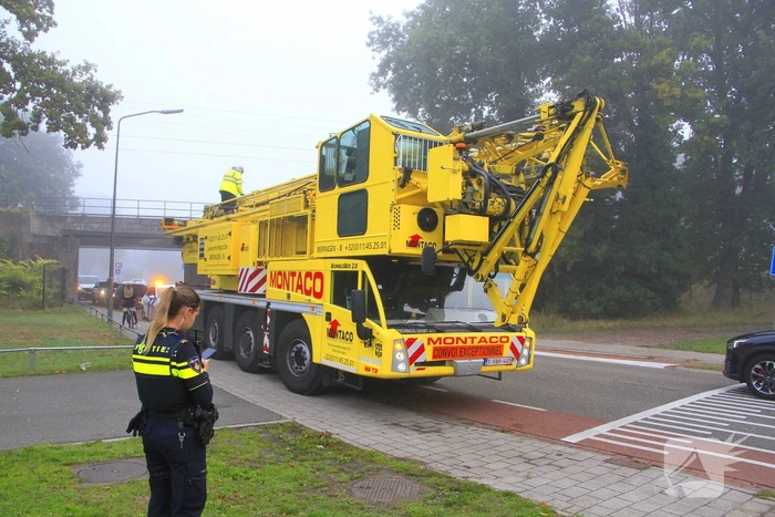 Spoorbrug geraakt door torenkraan