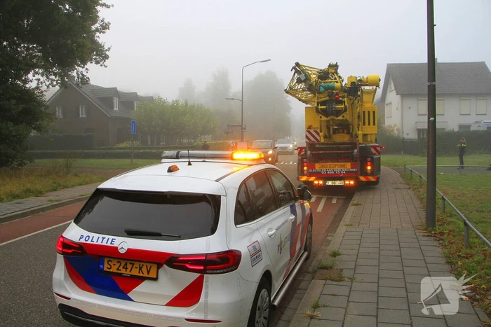 Spoorbrug geraakt door torenkraan