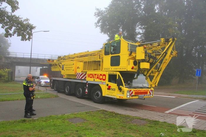 Spoorbrug geraakt door torenkraan