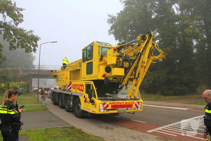 Spoorbrug geraakt door torenkraan