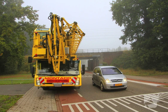 Spoorbrug geraakt door torenkraan