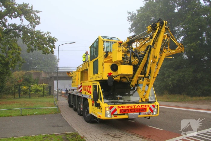 Spoorbrug geraakt door torenkraan