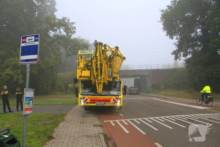 Spoorbrug geraakt door torenkraan