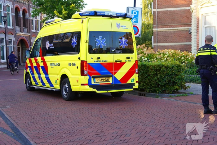 Racefietser en auto in aanrijding