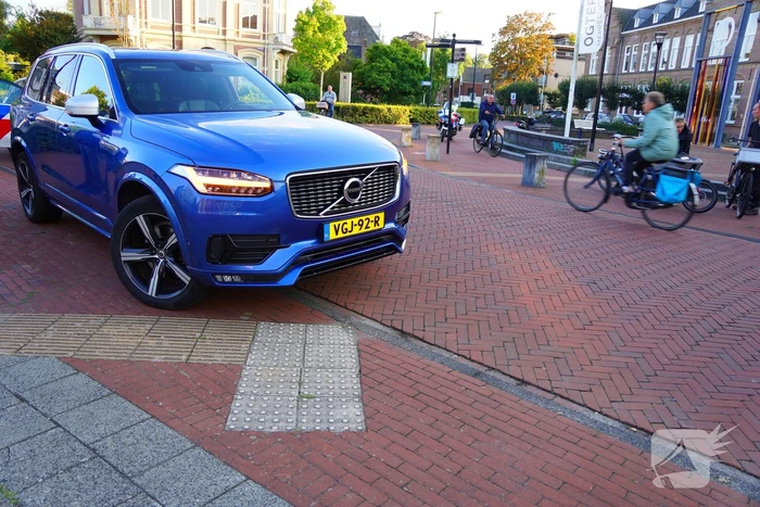 Racefietser en auto in aanrijding