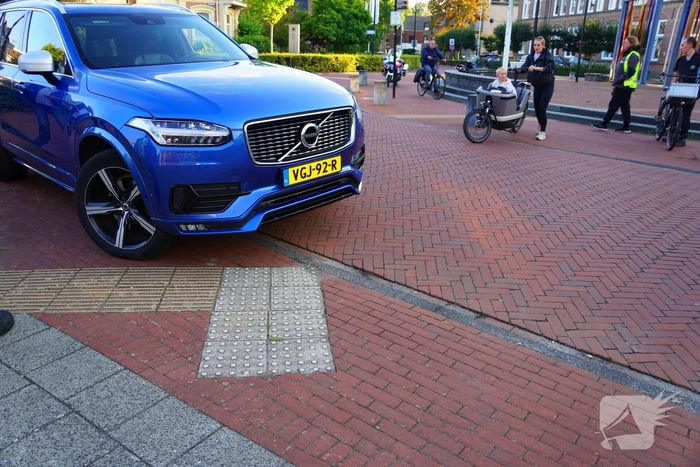 Racefietser en auto in aanrijding