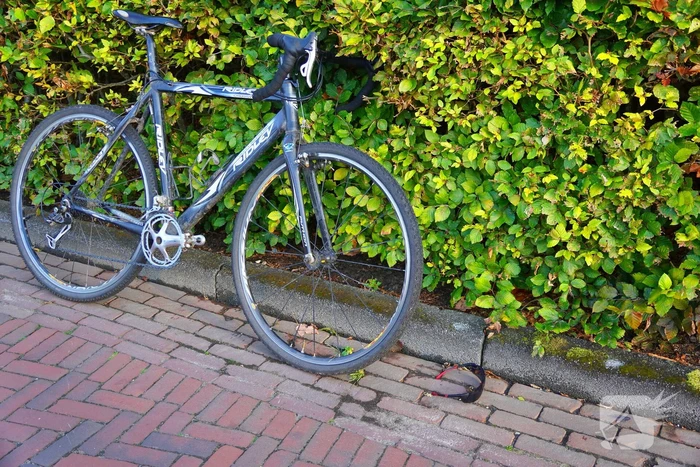 Racefietser en auto in aanrijding