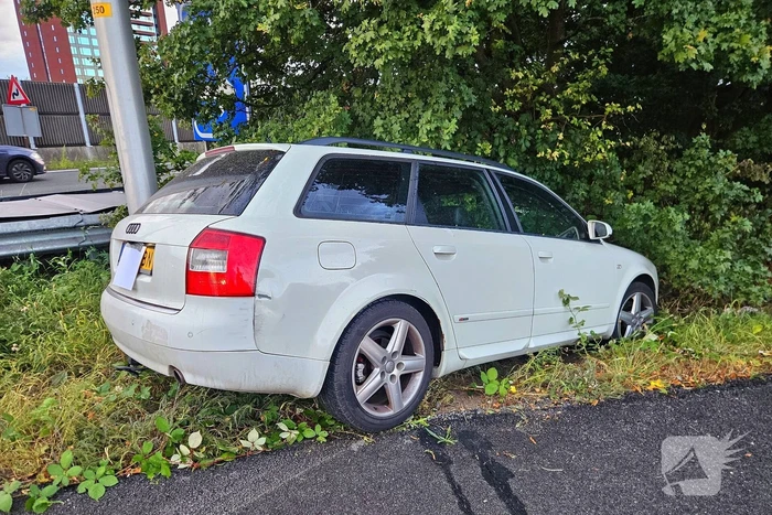 Bestuurder mist bocht en belandt in bosschage