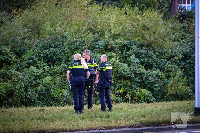 Motorrijder vliegt uit bocht, motor belandt in sloot