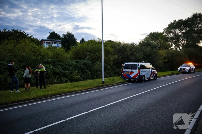 Motorrijder vliegt uit bocht, motor belandt in sloot