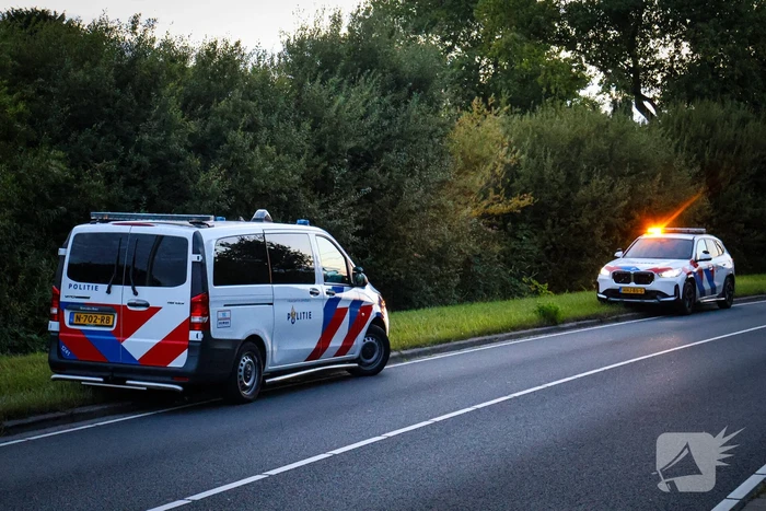 Motorrijder vliegt uit bocht, motor belandt in sloot