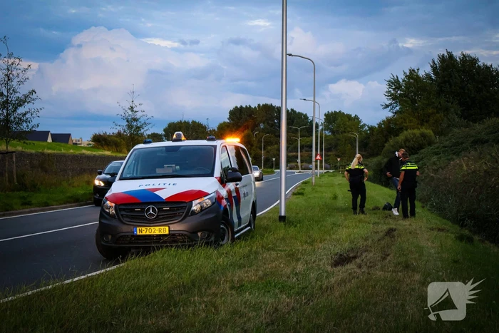 Motorrijder vliegt uit bocht, motor belandt in sloot