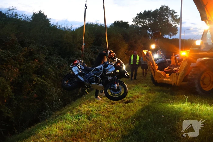 Motorrijder vliegt uit bocht, motor belandt in sloot