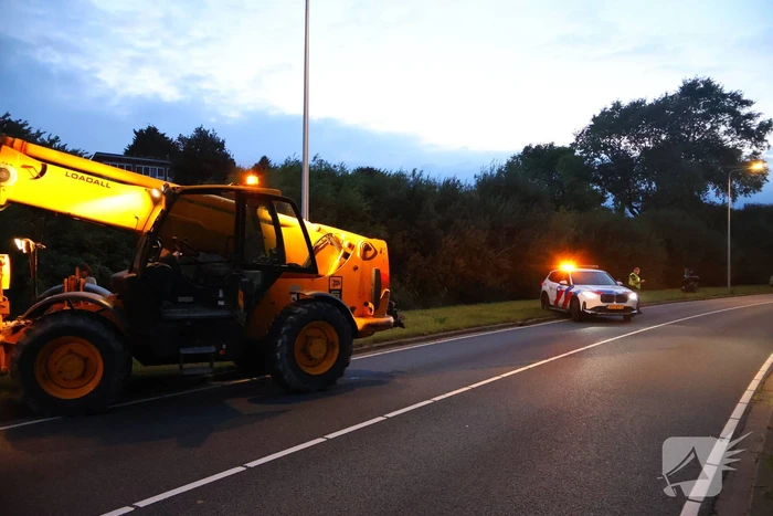 Motorrijder vliegt uit bocht, motor belandt in sloot