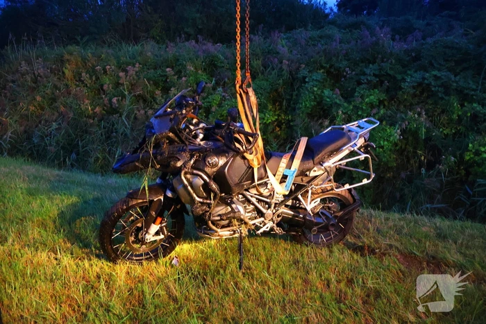Motorrijder vliegt uit bocht, motor belandt in sloot