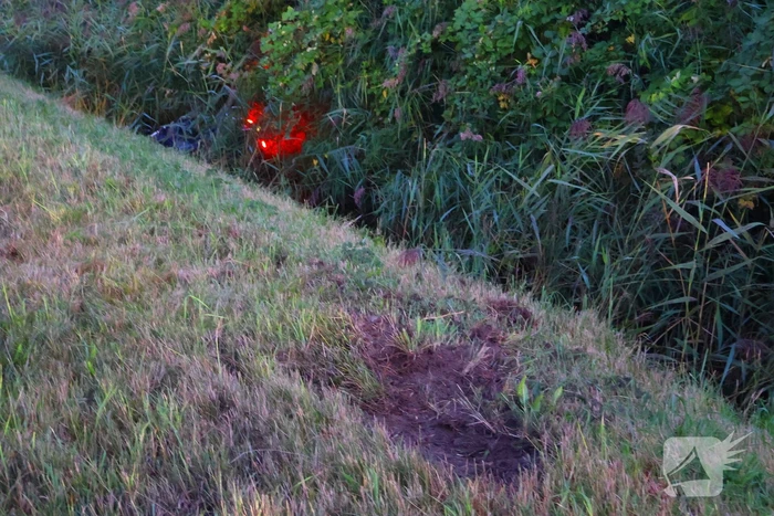 Motorrijder vliegt uit bocht, motor belandt in sloot