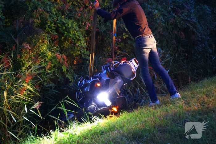 Motorrijder vliegt uit bocht, motor belandt in sloot