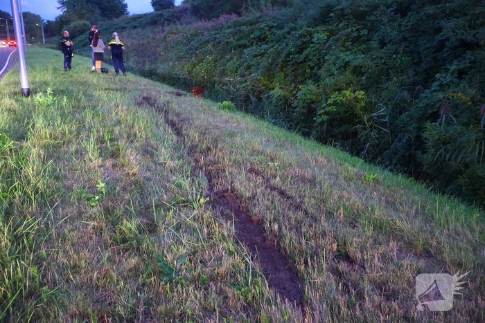 Motorrijder vliegt uit bocht, motor belandt in sloot
