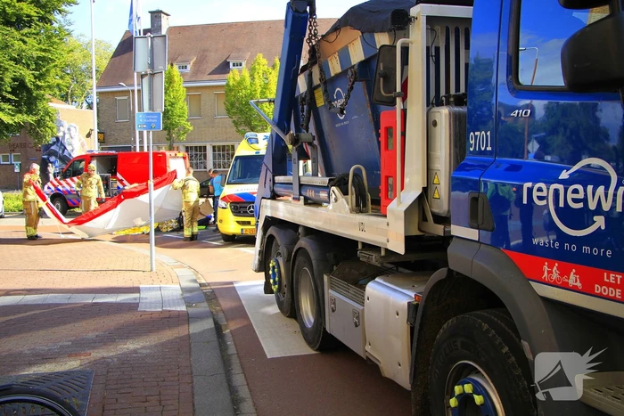 Scooterrijder overlijdt bij botsing met vrachtwagen