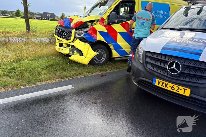 Botsing met ambulance veroorzaakt schade