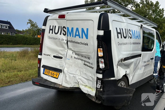 Botsing met ambulance veroorzaakt schade