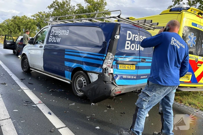 Botsing met ambulance veroorzaakt schade