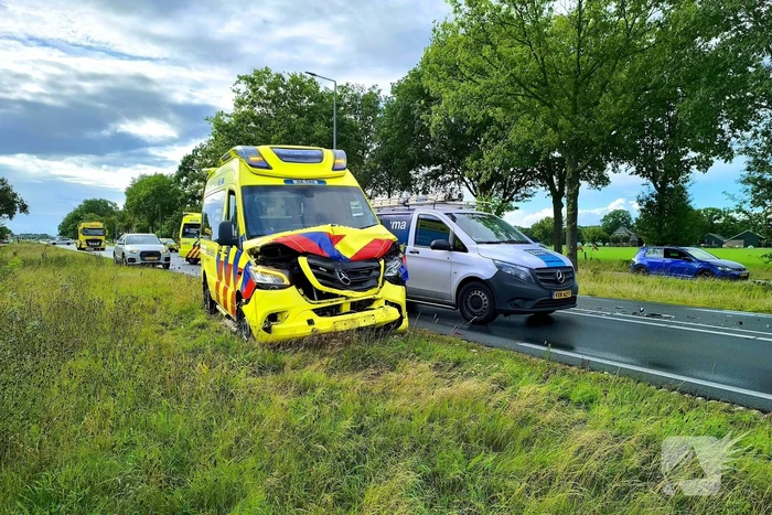 Botsing met ambulance veroorzaakt schade