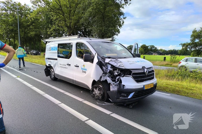 Botsing met ambulance veroorzaakt schade