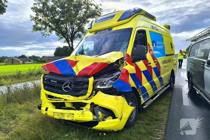 Botsing met ambulance veroorzaakt schade