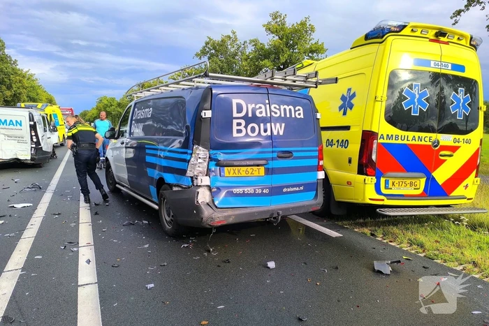 Botsing met ambulance veroorzaakt schade