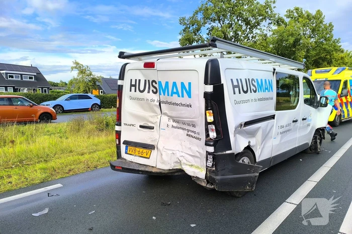 Botsing met ambulance veroorzaakt schade