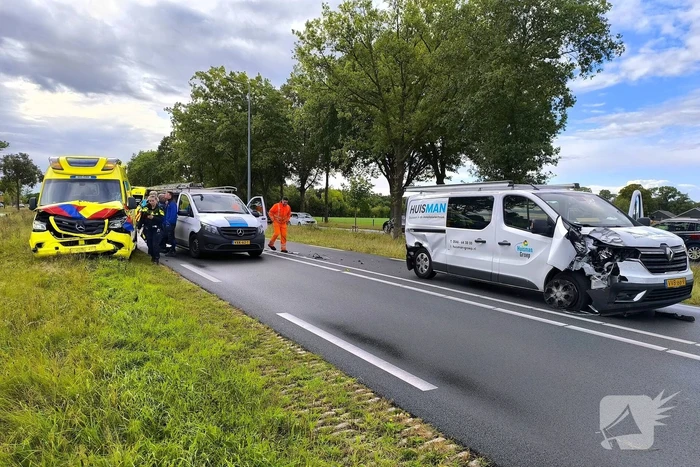Botsing met ambulance veroorzaakt schade