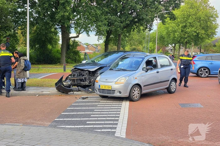 Twee auto's botsen op kruising