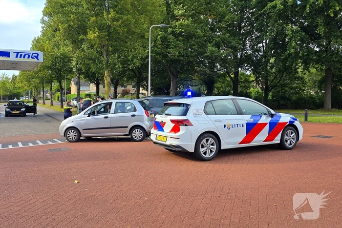 Twee auto's botsen op kruising