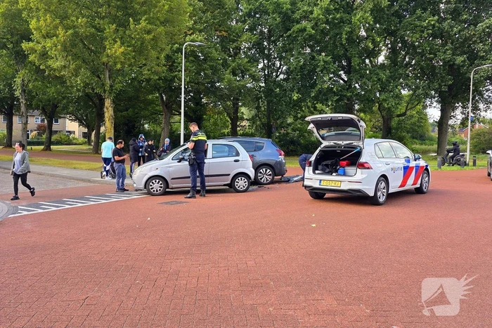 Twee auto's botsen op kruising