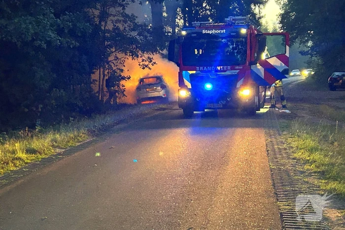 Auto klapt tegen boom en vliegt in brand