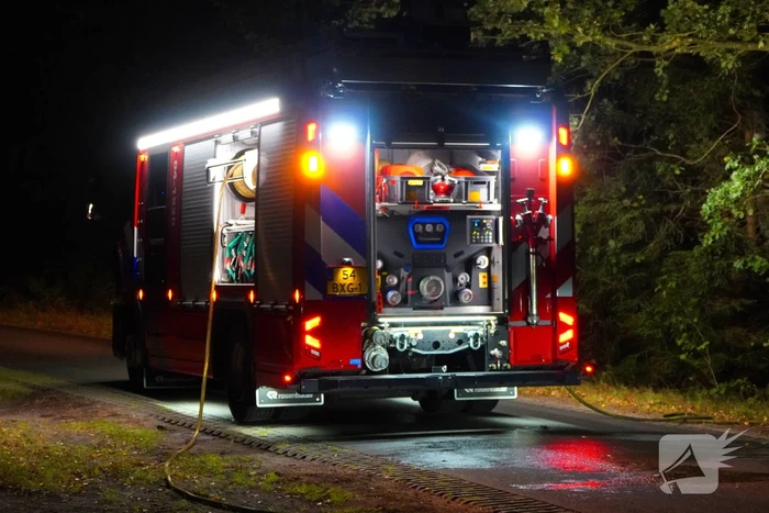 Auto klapt tegen boom en vliegt in brand