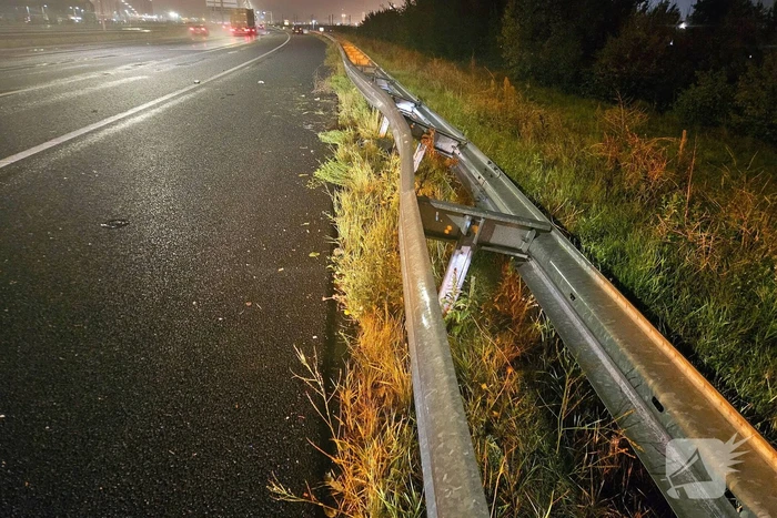 Auto botst tegen vangrail op snelweg