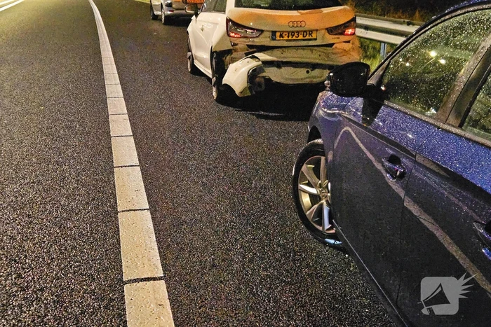 Auto botst tegen vangrail op snelweg