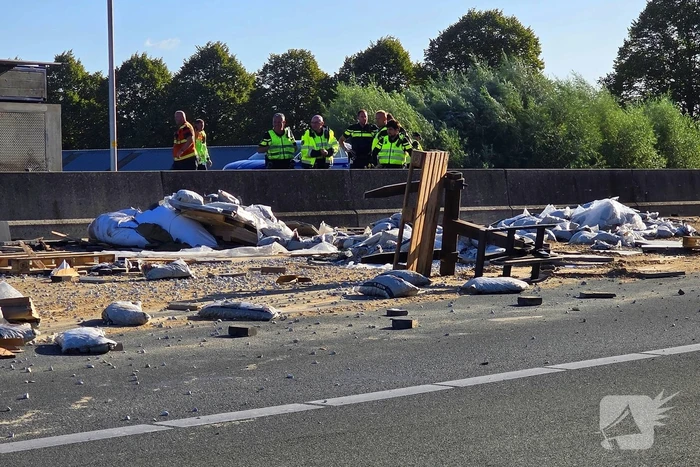 Vrachtwagen ongeval zorgt voor verkeerschaos