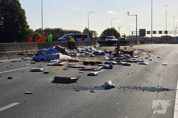 Vrachtwagen ongeval zorgt voor verkeerschaos