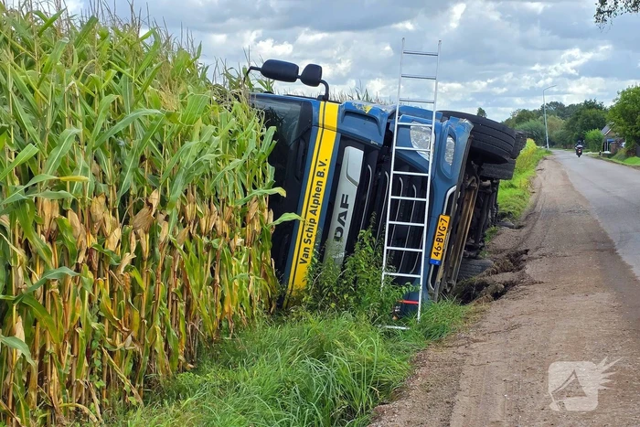 Vrachtwagen kantelt na uitwijkmanoeuvre