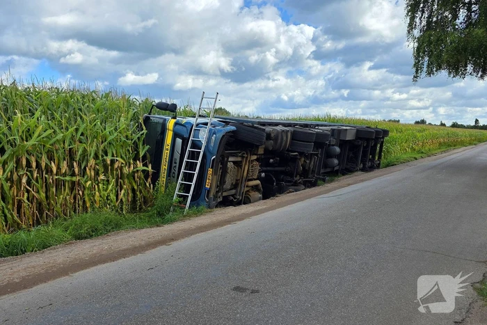Vrachtwagen kantelt na uitwijkmanoeuvre