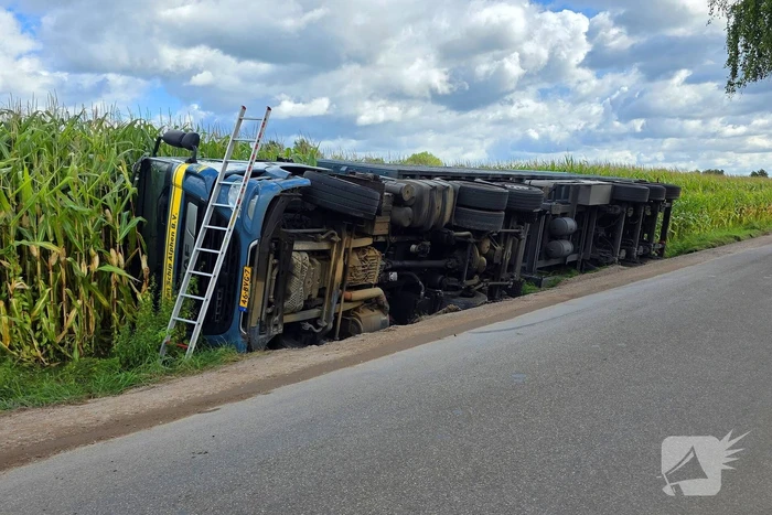 Vrachtwagen kantelt na uitwijkmanoeuvre