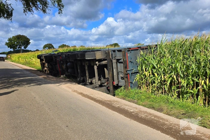 Vrachtwagen kantelt na uitwijkmanoeuvre