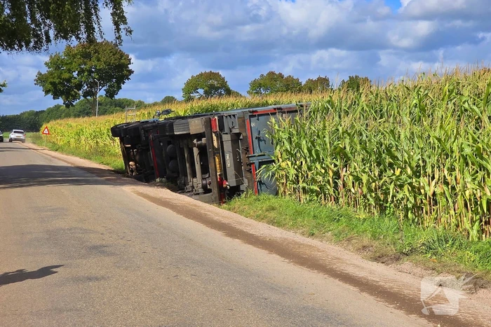 Vrachtwagen kantelt na uitwijkmanoeuvre