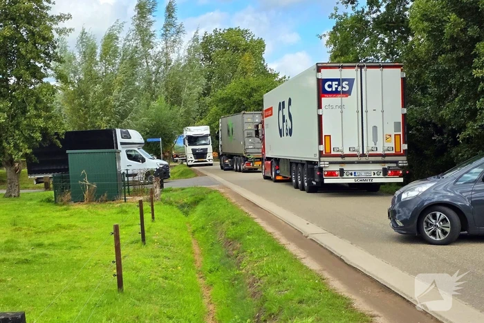Vrachtwagen kantelt na uitwijkmanoeuvre
