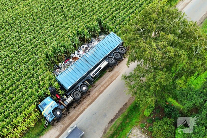 Vrachtwagen kantelt na uitwijkmanoeuvre